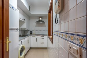 Een koelkast, een magnetron, een koffiezetapparaat/waterkoker