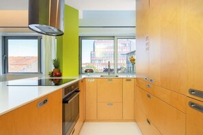 Kjøleskap, ovn, kokeplater og kaffetrakter/tekoker