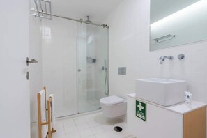 Shower, hair dryer, towels, shampoo - Restful Minimalist Flat | Balcony by HostWise (Porto)