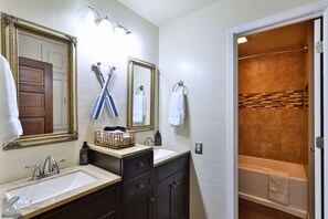 Duschwanne, Haartrockner, Handtücher, Seife