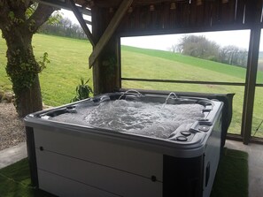 Outdoor spa tub