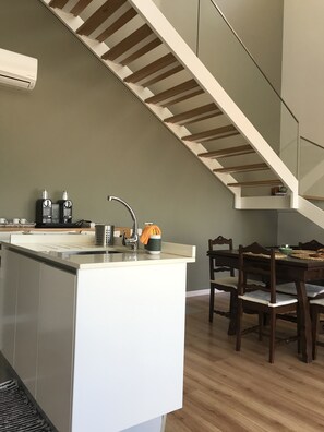Geladeira, micro-ondas, cooktop, lava-louças