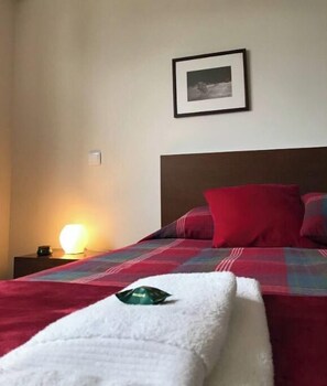 1 quarto, berço de viagem, Wi-Fi de cortesia, roupa de cama