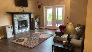 Smart TV, caminetto, lettore DVD, libri