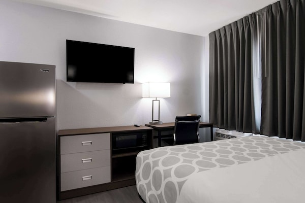 Standard Room, 1 Queen Bed, Non Smoking | WiFi (free), bed sheets