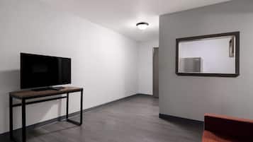 Suite, 1 King Bed, Non Smoking | Free WiFi, bed sheets