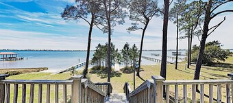 House on Little Lagoon w/Tiki Bar & Pier. Amazing views and close to town.