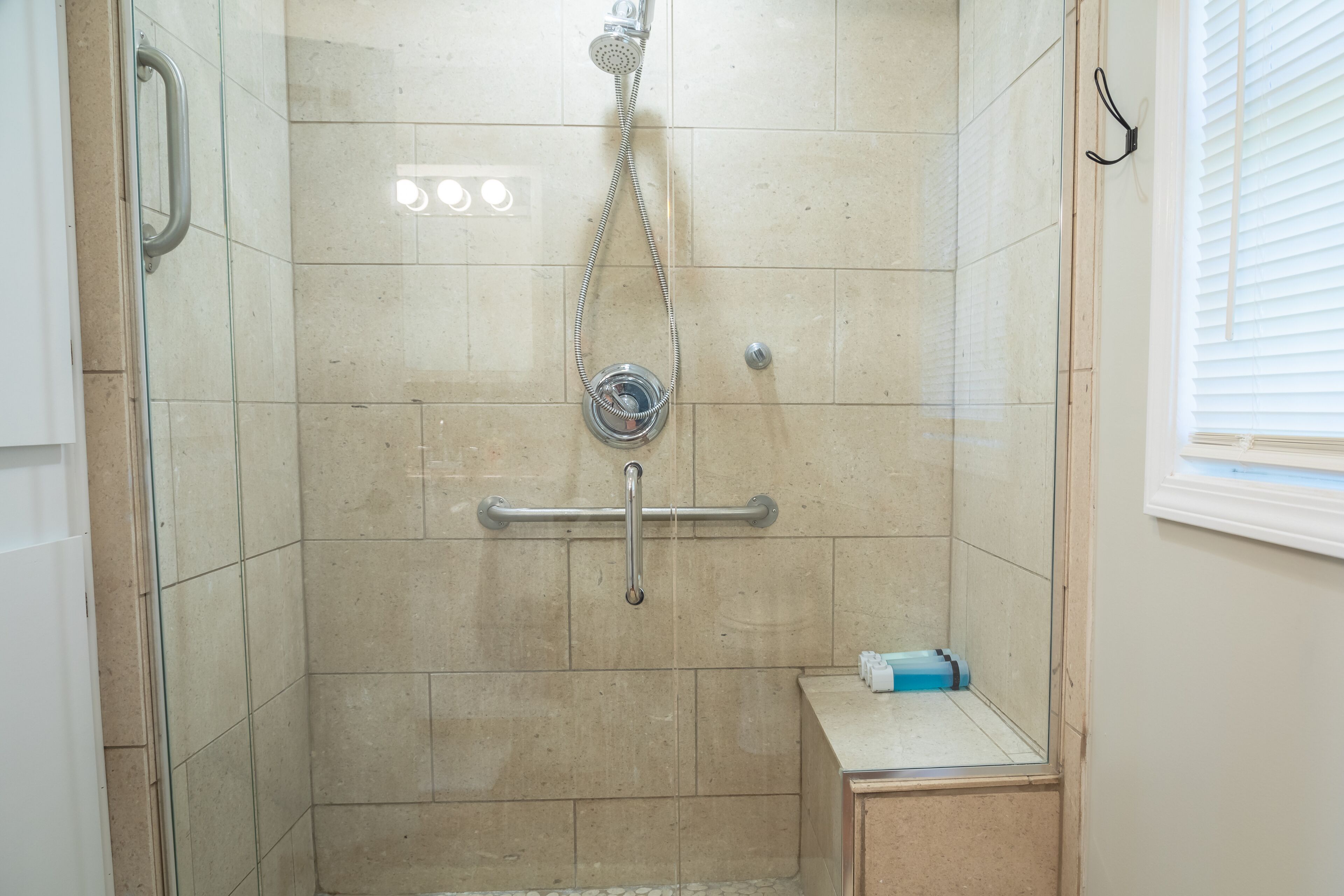 Douche, sèche-cheveux, serviettes fournies, savon