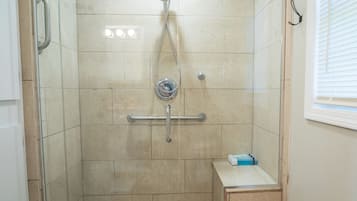 Douche, sĂšche-cheveux, serviettes fournies, savon