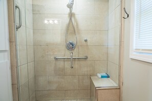 Douche, sèche-cheveux, serviettes fournies, savon