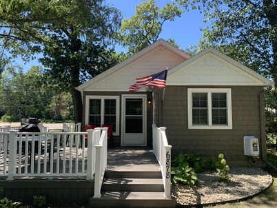 Harper’s Hangout- Cute, cozy Caseville cottage!
