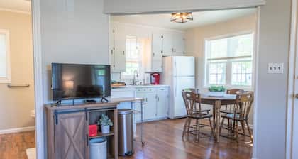 Harper’s Hangout- Cute, cozy Caseville cottage!