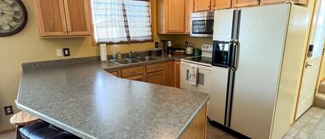 Kjøleskap, mikrobølgeovn, ovn og kokeplater