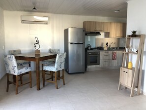 Jääkaappi, mikroaaltouuni, uuni, liesi
