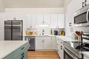 Frigorifero, microonde, forno, piano cottura