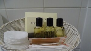 A bathroom with a wicker basket containing toiletries, including bottles and a comb. - Lansdowne hotel (Royal Leamington Spa)