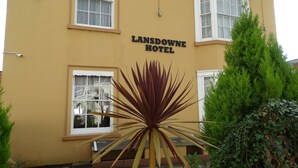 A yellow building with the sign "LANSDOWNE HOTEL" on the facade. - Lansdowne hotel (Royal Leamington Spa)