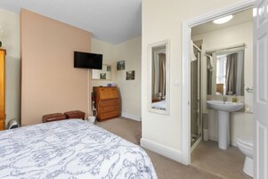 Ropa de cama hipoalergénica, escritorio y wifi gratis 