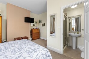 Quarto casal standard | Roupas de cama antialérgicas, escrivaninha, Wi-Fi de cortesia