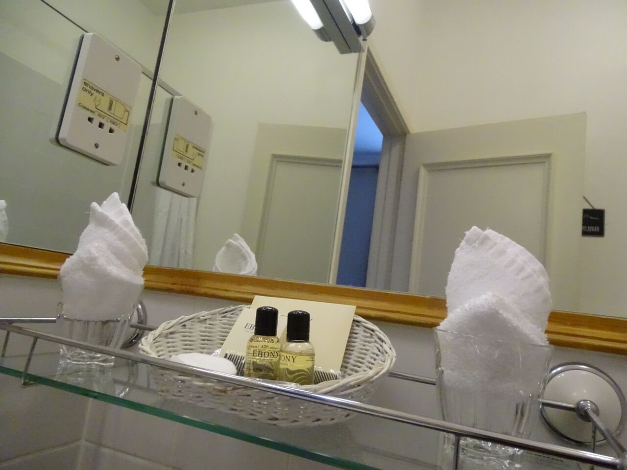 Dusche, kostenlose Toilettenartikel, Haartrockner, Handtücher