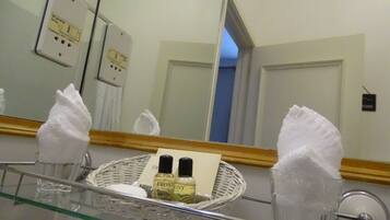 Dusche, kostenlose Toilettenartikel, Haartrockner, Handtücher