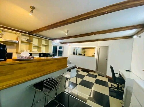 Private Cabin in Ealing with Garden Ping Pong and BBQ + parking