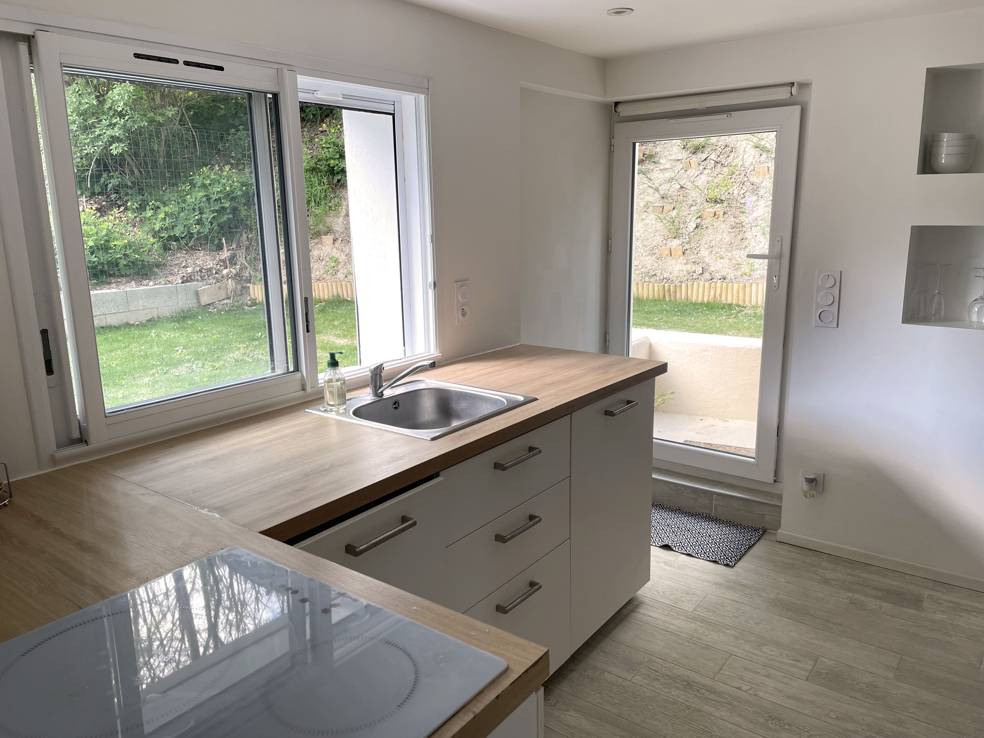 Kylskåp, mikrovågsugn, spishäll och diskmaskin