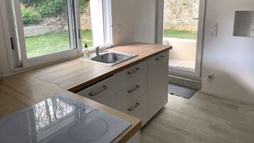 Réfrigérateur, micro-ondes, plaque de cuisson, lave-vaisselle