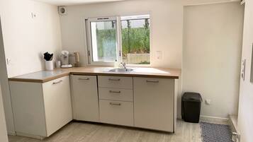 Kylskåp, mikrovågsugn, spishäll och diskmaskin