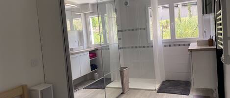 1 غرفة نوم ومكواة/لوح كي وواي فاي مجانًا وملاءات أسرّة