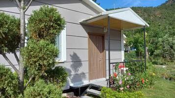 Comfort Apartment | Individually decorated, desk, laptop workspace, travel crib