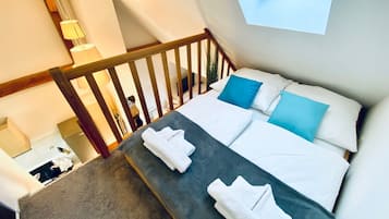1 habitación, escritorio, tabla de planchar con plancha y cuna de viaje