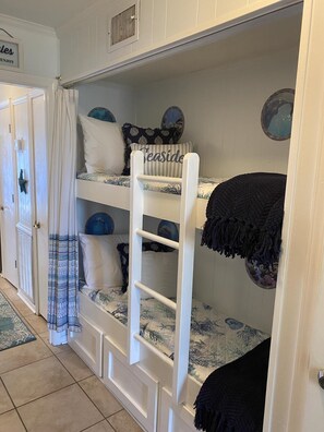 1 dormitorio, tabla de planchar con plancha, wifi y ropa de cama