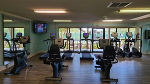 Ein Fitnessraum mit mehreren Laufbändern, Ergometer und Crosstrainern.