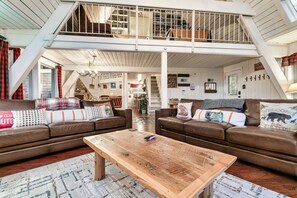 Interior - Mtn VIEWS, 4 bedrooms, hot tub, Summer pool special close to Ober + Gatlinburg (Gatlinburg)