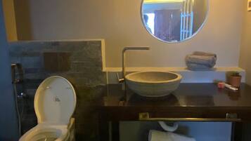Combined shower/tub, towels