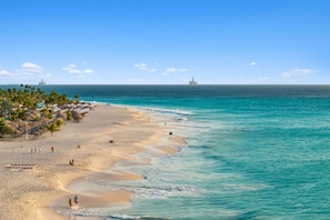 Sulla spiaggia, lettini da mare, teli da spiaggia