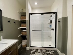 Ensemble baignoire-douche, séchoir à cheveux, serviettes fournies, savon