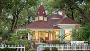 Exterior - Remodeled historic cottage, 2-min walk to downtown. (Hico)