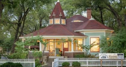 Remodeled historic cottage, 2-min walk to downtown.