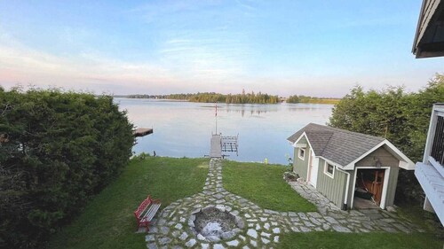 Beautiful Lake Front Cottage With A VIEW