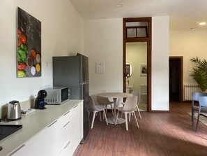 Frigorífico, microondas, cafetera o tetera y hervidor eléctrico