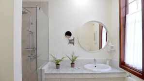 Ducha, secador de pelo, toallas y jabón