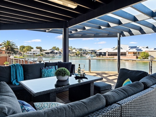 Cambria Whole House Private Jetty -Family & Pet  Friendly