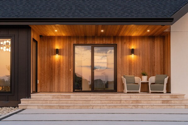 Exterior detail - Custom cozy home on the river (Grande Pointe)