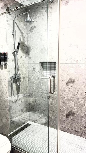 Douche, sèche-cheveux, serviettes fournies, savon