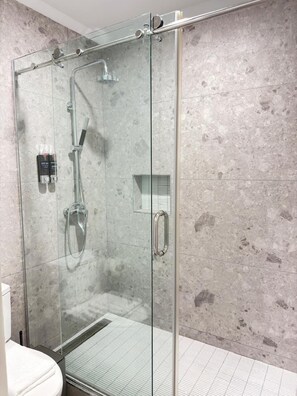 Dusche, Haartrockner, Handtücher, Seife
