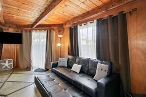 TV, books - 𖤓SunHouse Sale 1410sqft BBQ 3xTVs Backyard𖤓 (Sacramento)