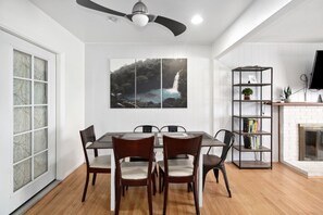 Dining - 𖤓SunHouse Sale 1410sqft BBQ 3xTVs Backyard𖤓 (Sacramento)