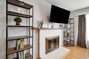 Interior - 𖤓SunHouse Sale 1410sqft BBQ 3xTVs Backyard𖤓 (Sacramento)